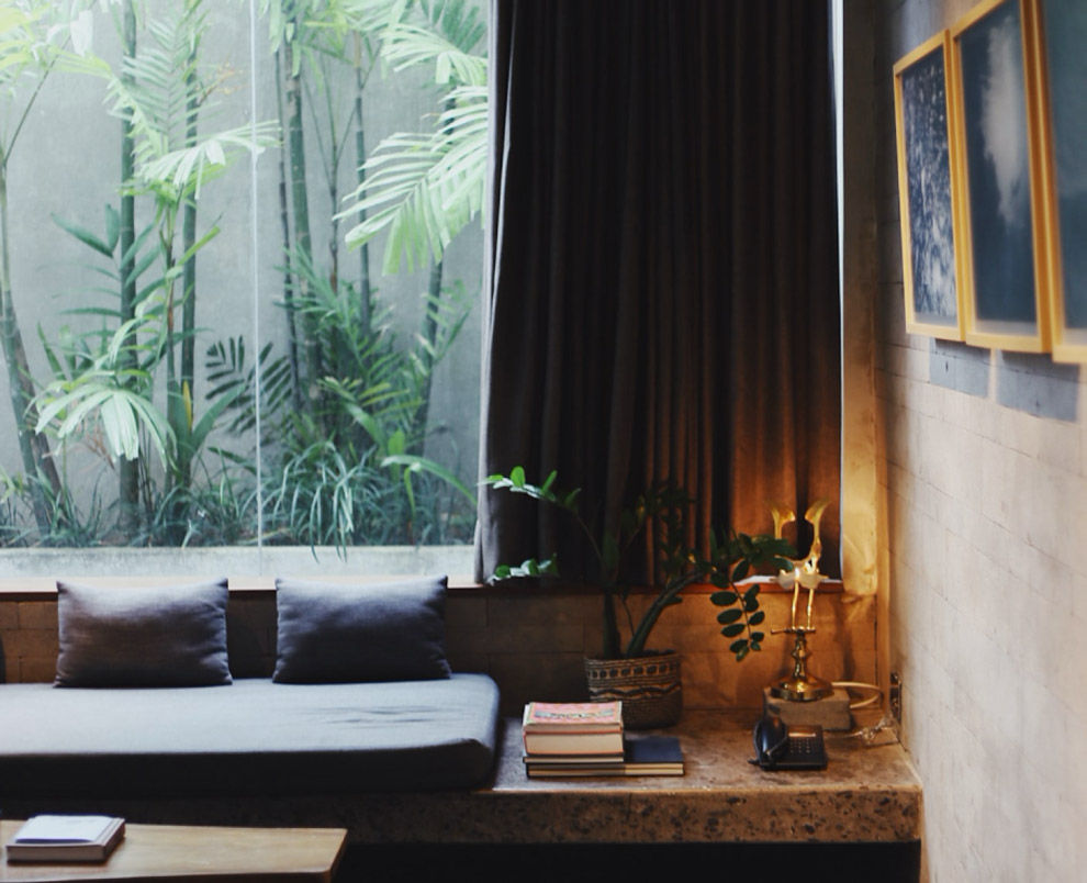 Example longer multi-line caption running as example here (use the Alt text field)